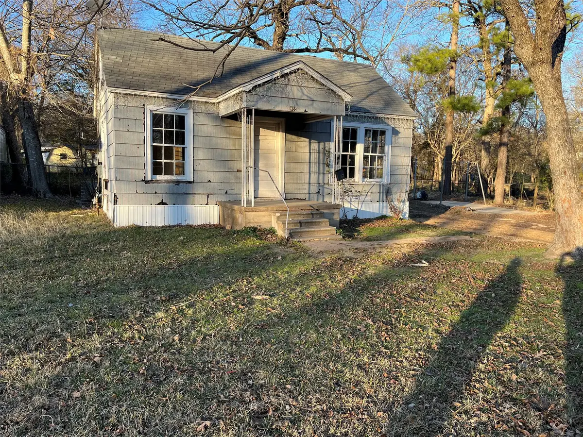 935 E Washington Street, Paris, TX 75460 - #1