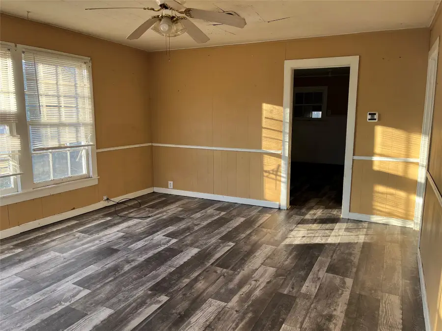 935 E Washington Street, Paris, TX 75460 - #2