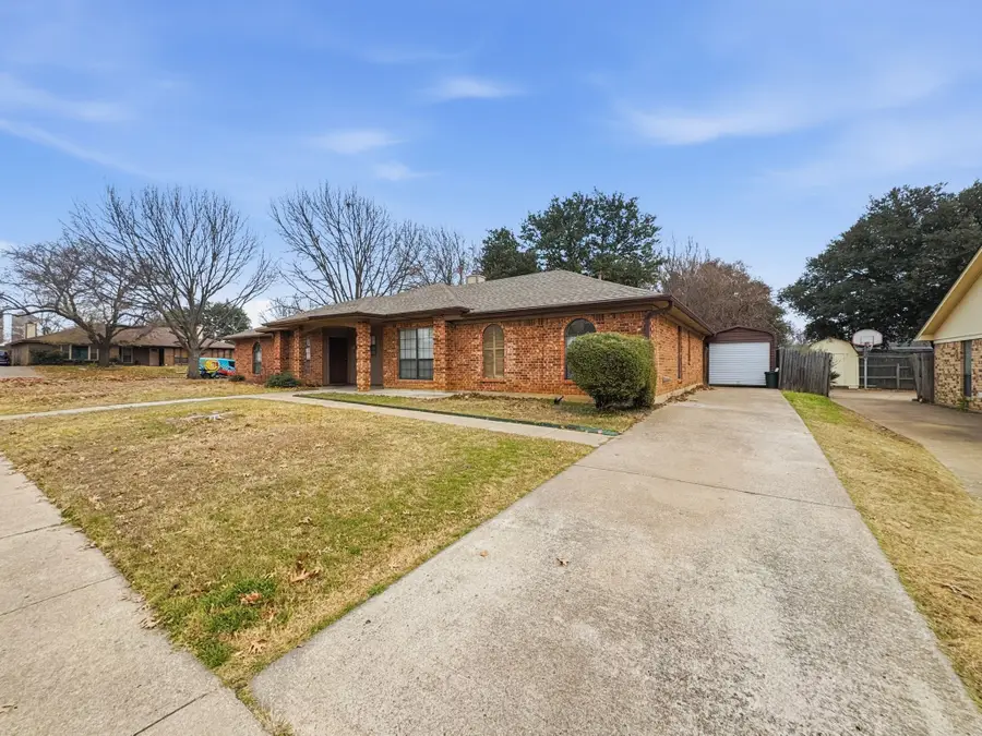 816 Midcreek Drive, Euless, TX 76039 - Image #2