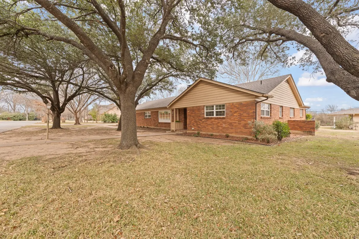 1105 S Walnut Street, Cleburne, TX 76033 - Image #1