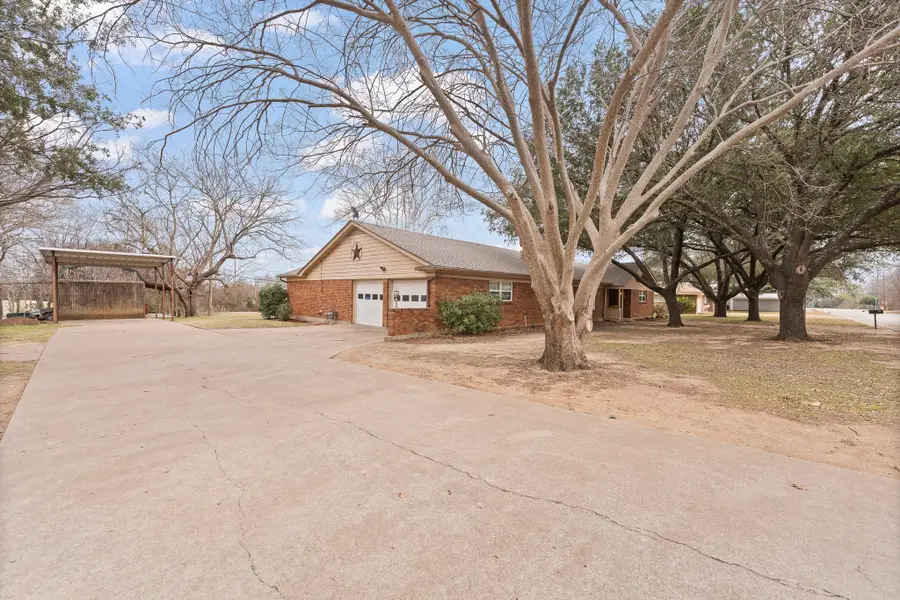1105 S Walnut Street, Cleburne, TX 76033 - Image #2