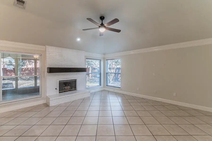 211 Crestview Drive, Arlington, TX 76018 - Image #2