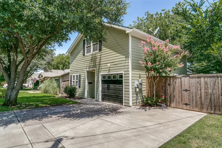 525 Estill Street, Grapevine, TX 76051 - Image #2