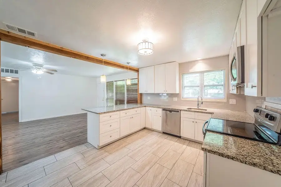 5520 Trail Lake Drive, Fort Worth, TX 76133 - Image #3