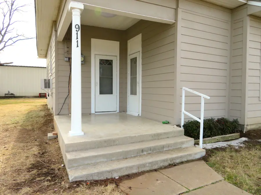 911 W Liveoak Street, Coleman, TX 76834 - #2