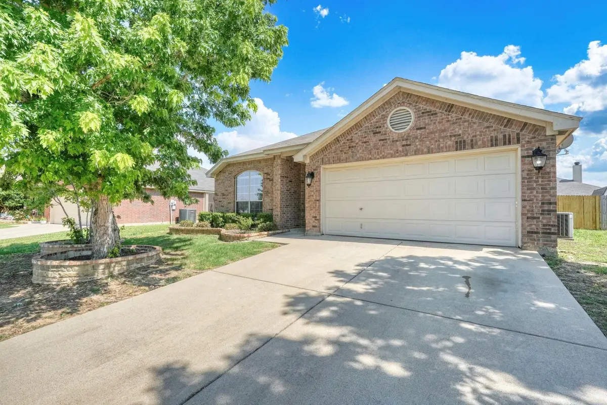 617 Creek Point Drive, Saginaw, TX 76179 - Image #1