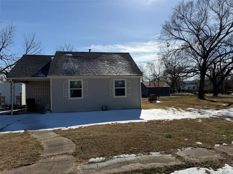 513 Allen Avenue, Bonham, TX 75418 - #2