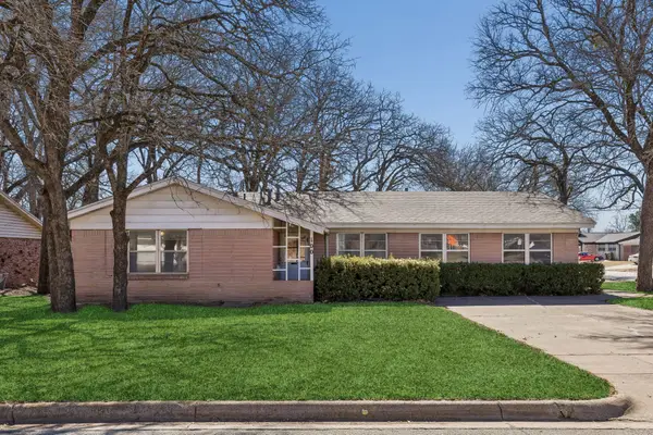 100 Oakhurst Drive, Hurst, TX 76053