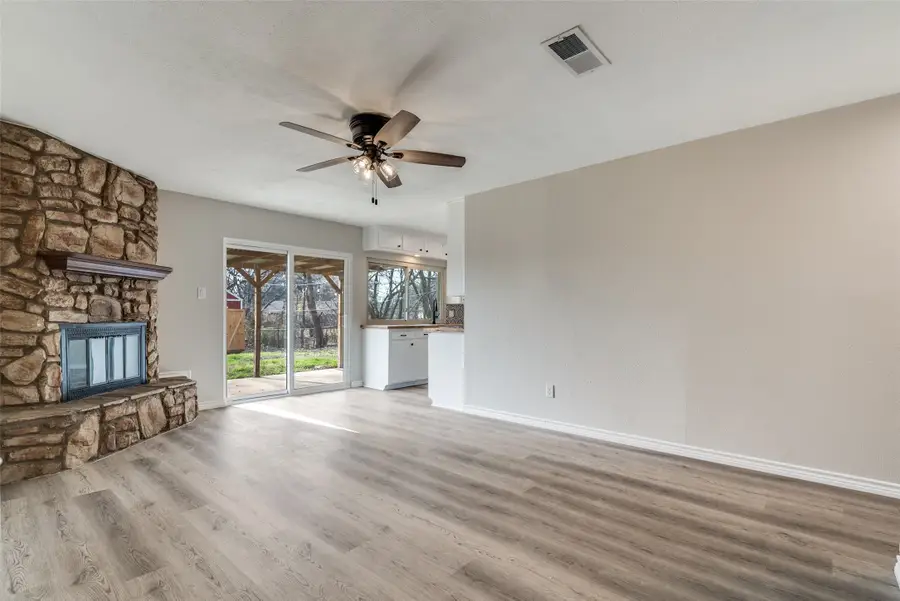 820 E Glendale Street, Crowley, TX 76036 - Image #3