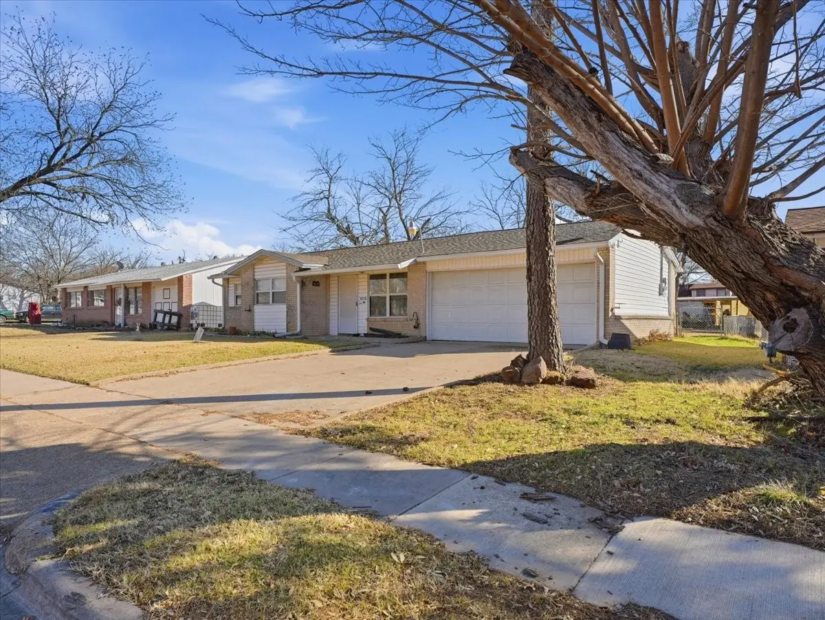 1012 Glynn Oaks Drive, Arlington, TX 76010 - Image #1