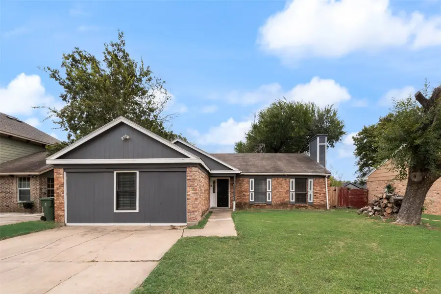 1704 Fieldstone Court, Arlington, TX 76018 - Image #2