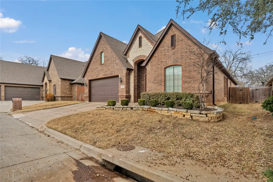 716 Crestridge Circle, Euless, TX 76040 - Image #2