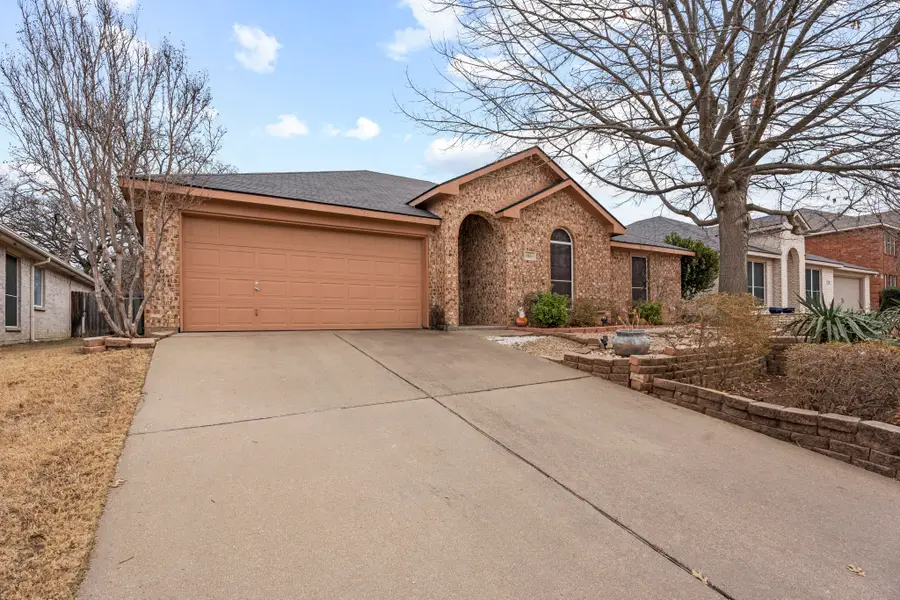 1029 Hidden Lake Drive, Burleson, TX 76028 - Image #2