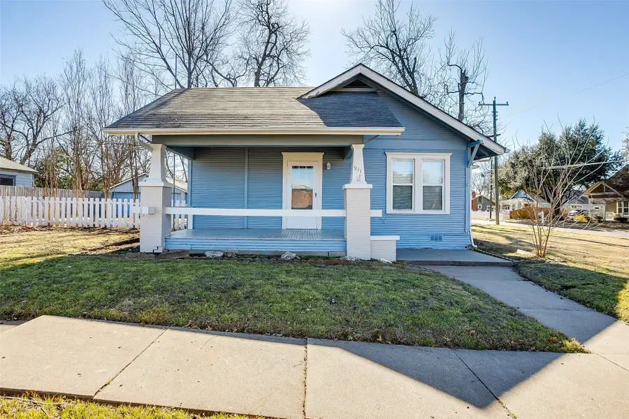 911 W Chambers Street, Cleburne, TX 76033 - Image #2