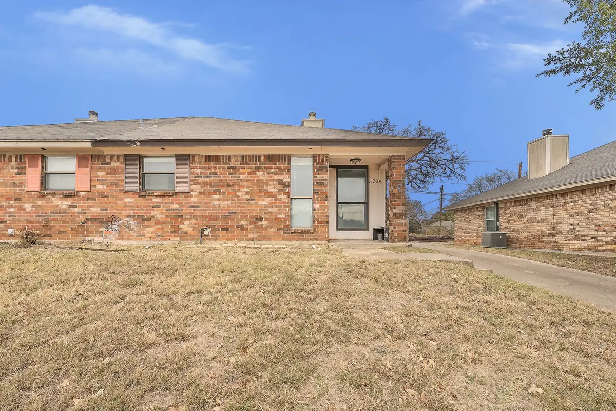 5709 Ranchogrande Drive, Arlington, TX 76017 - Image #1