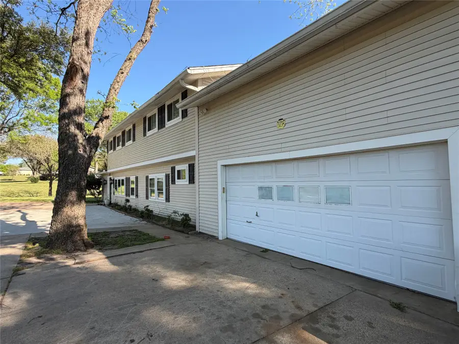 1009 Country Club Road, Ennis, TX 75119 - #3