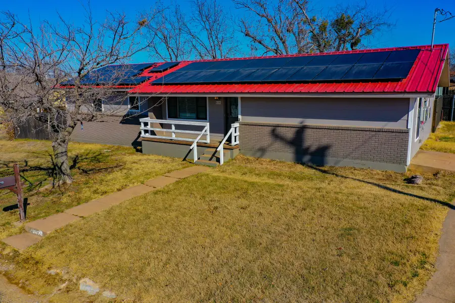 202 N 10th Street, Jacksboro, TX 76458 - #2