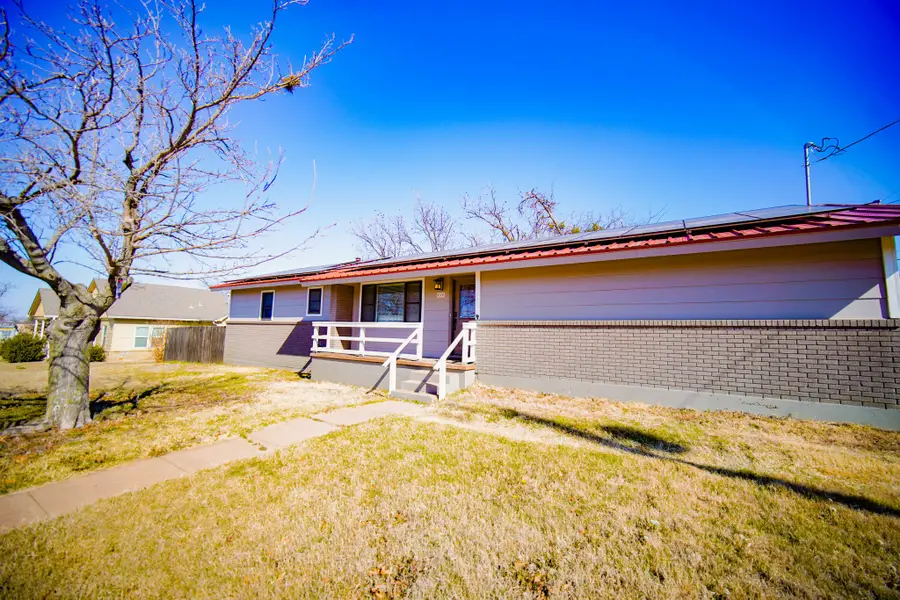 202 N 10th Street, Jacksboro, TX 76458 - #3