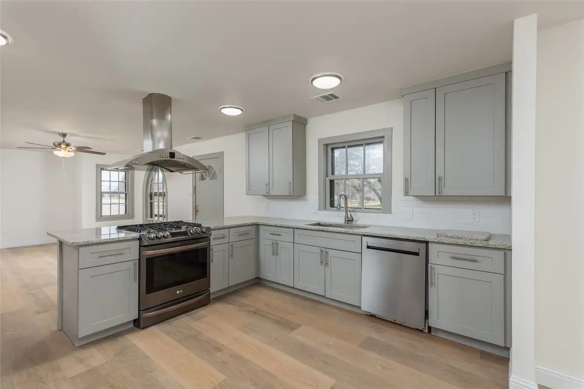 833 W Live Oak Street, Jacksboro, TX 76458 - #1