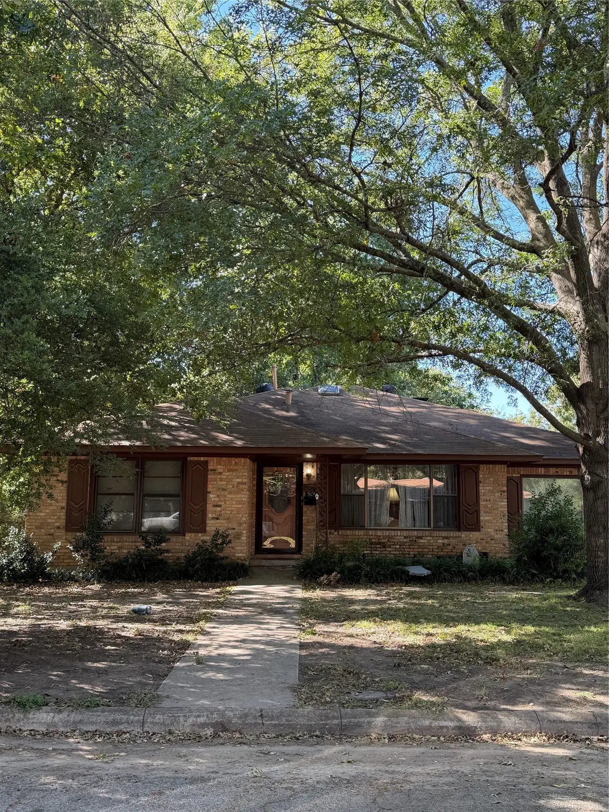 509 N Chestnut Street, Gainesville, TX 76240 - #1