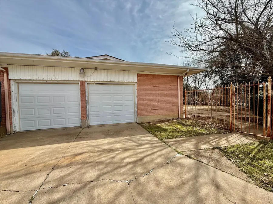 2300 SE 11th Street, Mineral Wells, TX 76067 - #2