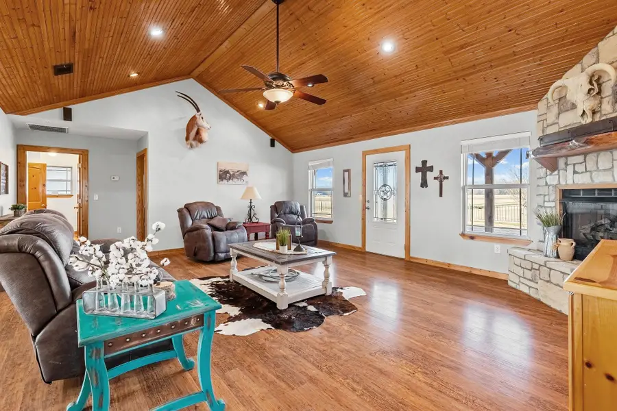 670 Farm Road 196 N, Blossom, TX 75416 - #2