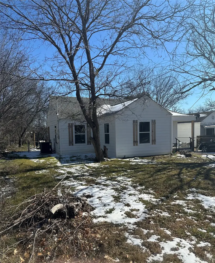 903 SW 5th Avenue Sw, Mineral Wells, TX 76067 - #2