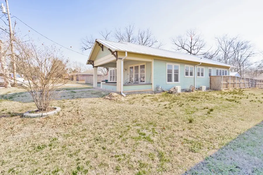 701 N Mason Street, Bowie, TX 76230 - #3