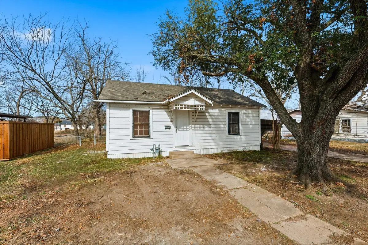 803 E 14th Street, Bonham, TX 75418 - #1