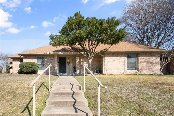 10124 Stoneleigh Drive, Benbrook, TX 76126