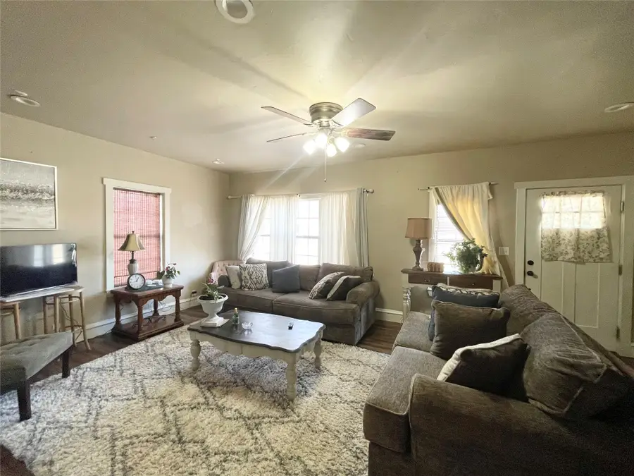 820 Plum Street, Graham, TX 76450 - #2