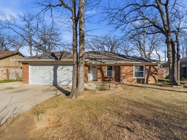 904 Red Oak Street, Azle, TX 76020
