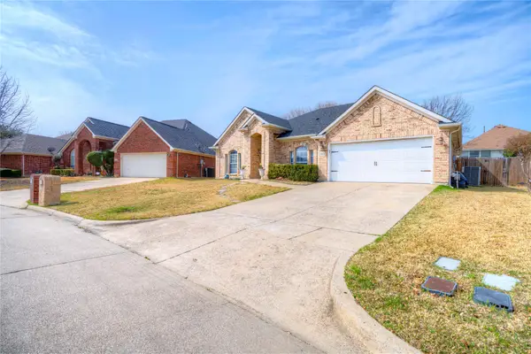 1107 Deer Valley Lane, Arlington, TX 76001