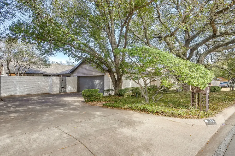 34 Legend Road, Benbrook, TX 76132 - #2
