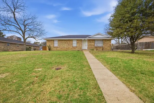 121 Hillside Lane, DeSoto, TX 75115