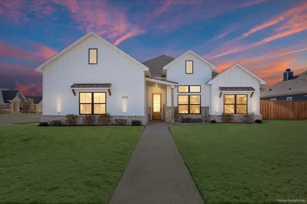 800 Forward Pass Drive, Hewitt, TX 76643