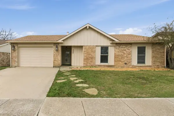 825 W Embercrest Drive, Arlington, TX 76017