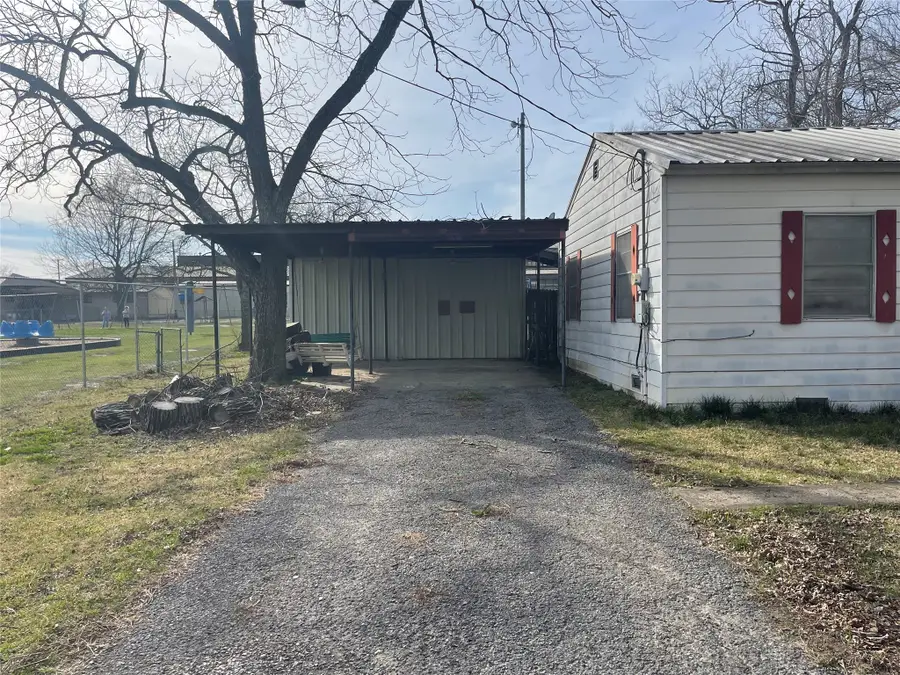 406 S Austin Street, Wolfe City, TX 75496 - #3