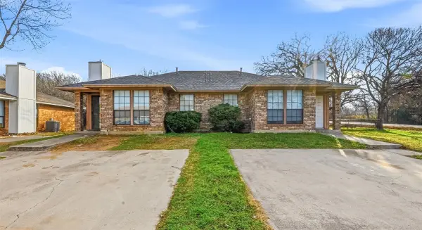 100 & 102 Oakwood Lane, Kennedale, TX 76060
