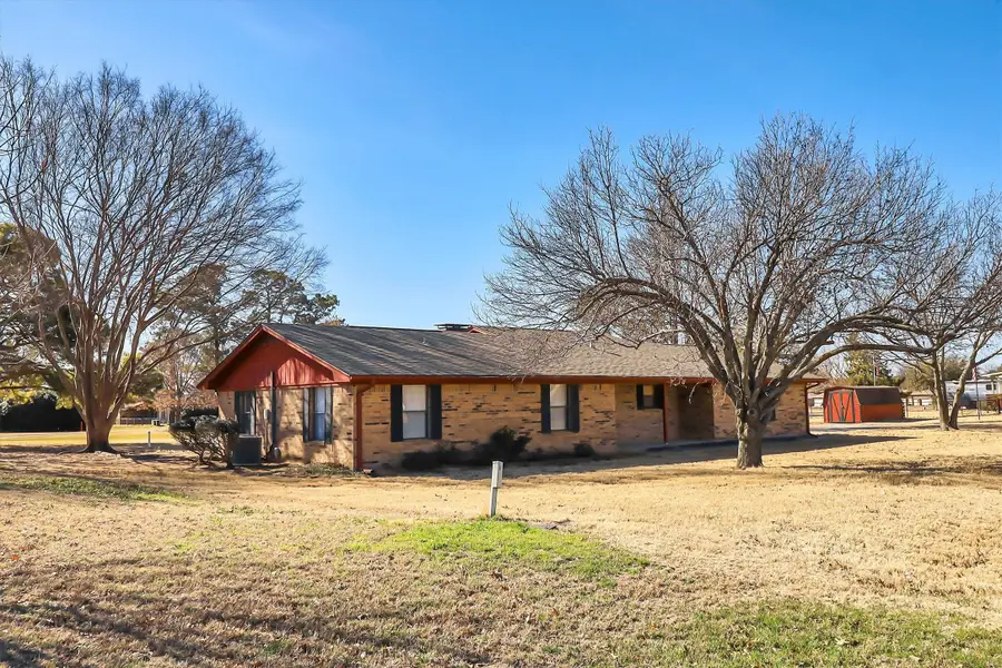 104 Navajo Trail, Gainesville, TX 76240 - #2
