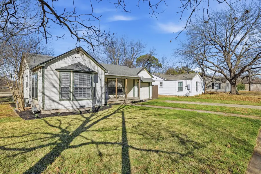 1015 N Howeth Street, Gainesville, TX 76240 - #2