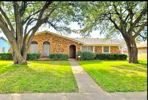 2752 Meadow Isle Lane, Dallas, TX 75237