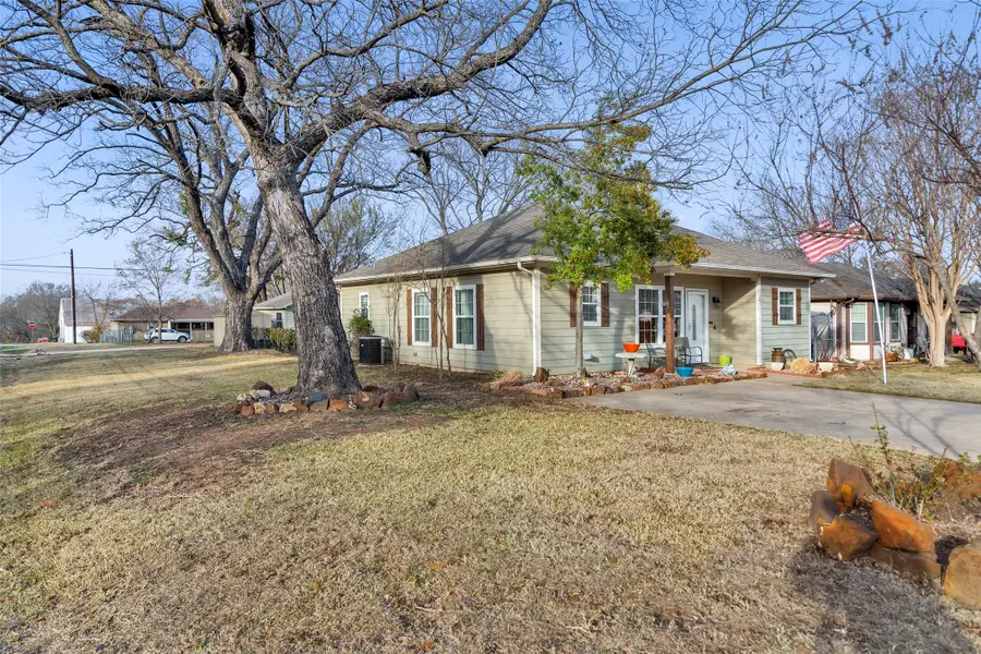 201 E Walker Street, Denison, TX 75021 - #2