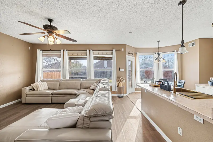 6715 Canyon Creek Drive, Arlington, TX 76001 - #2