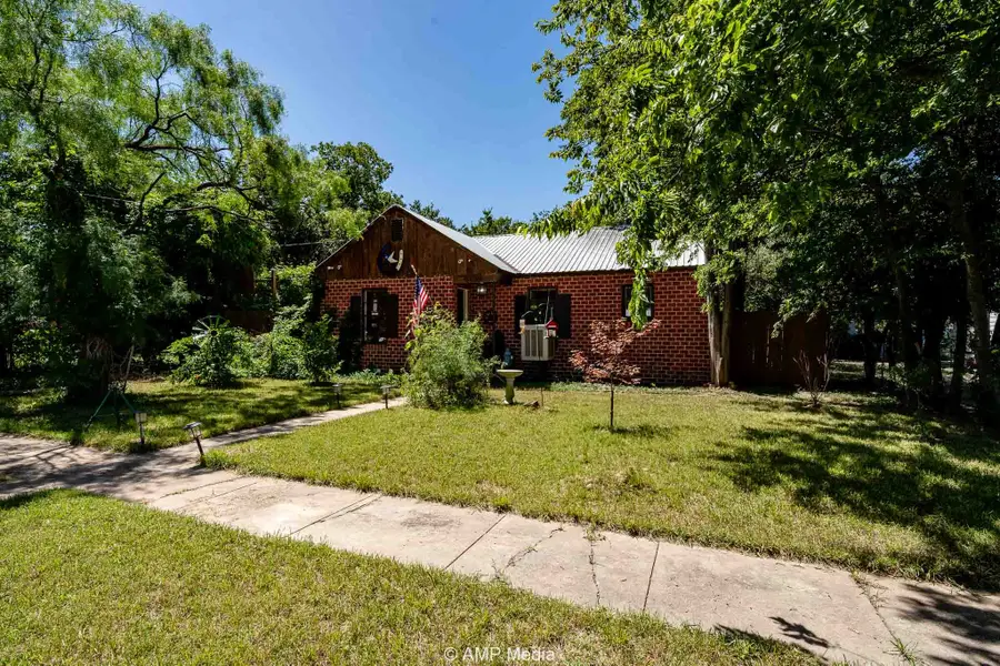 406 E 9th Street E, Coleman, TX 76834 - #2
