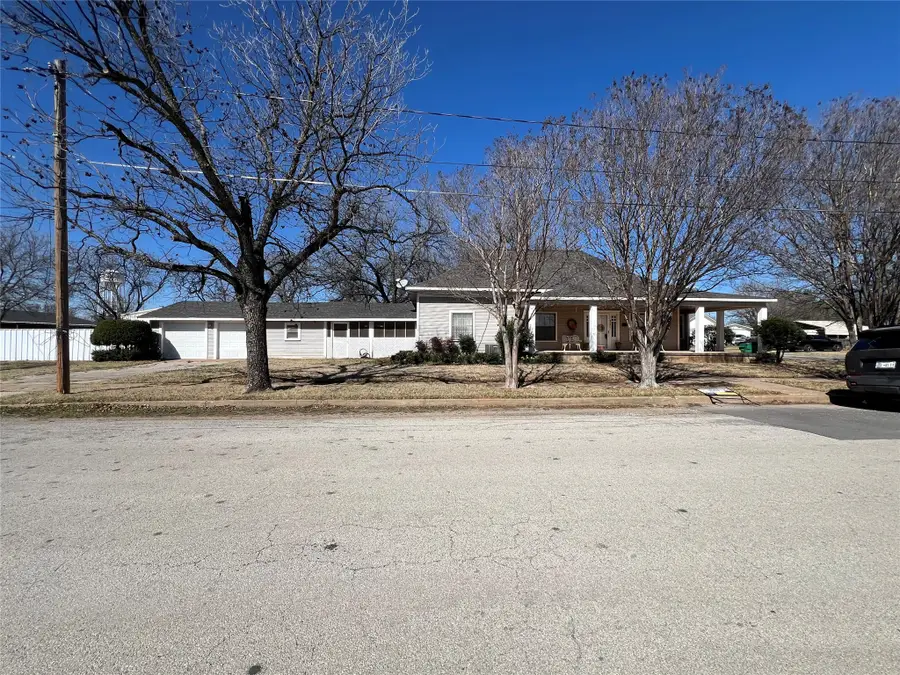 316 E Spring Street, Henrietta, TX 76365 - #2