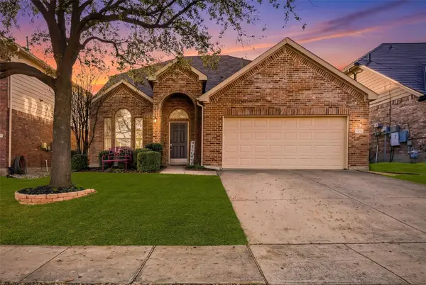 8933 Golden Sunset Trail, Fort Worth, TX 76244