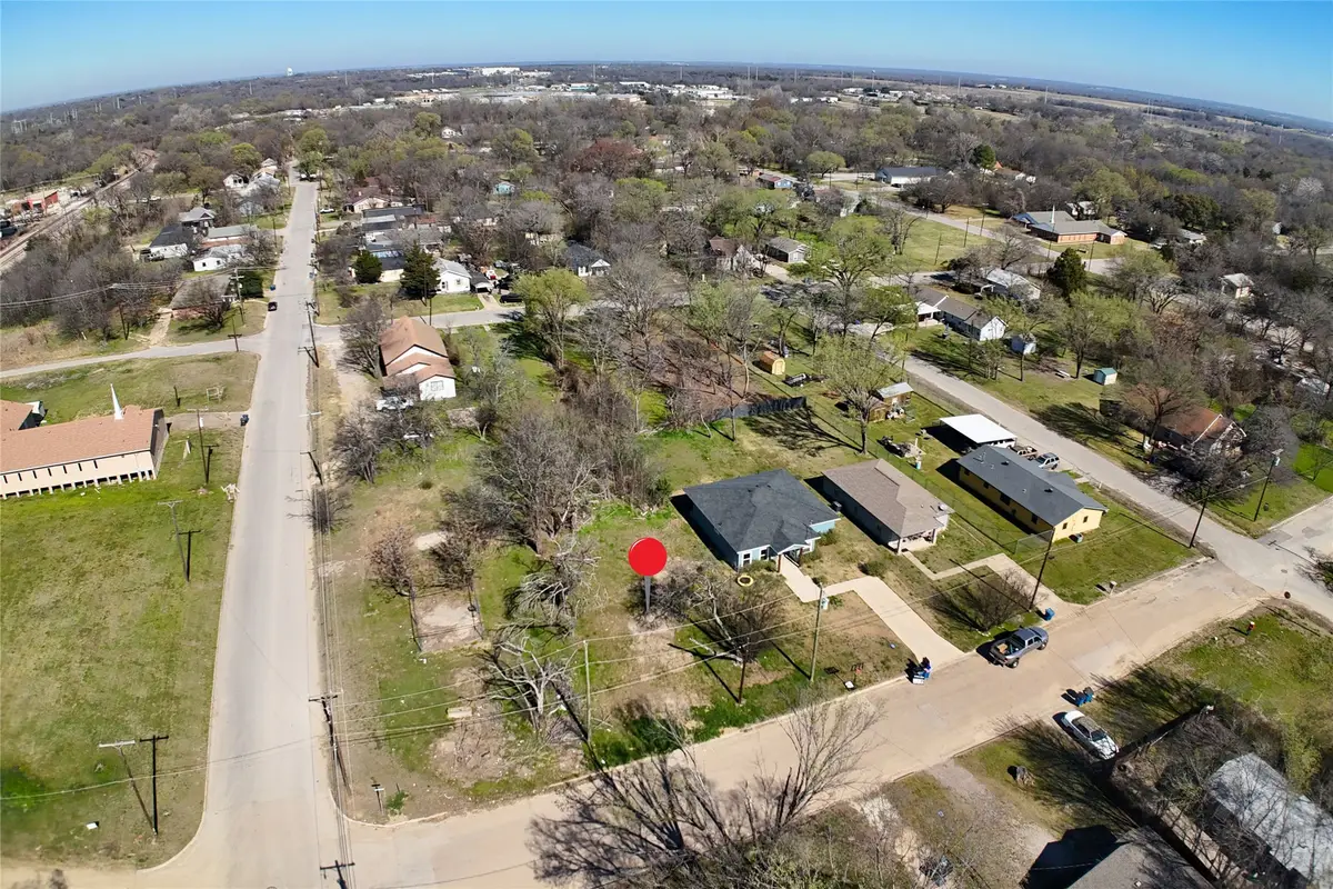 704 E 4th Avenue, Corsicana, TX 75110 - #1