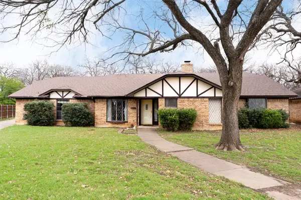 549 Greenwood Circle, Hurst, TX 76053