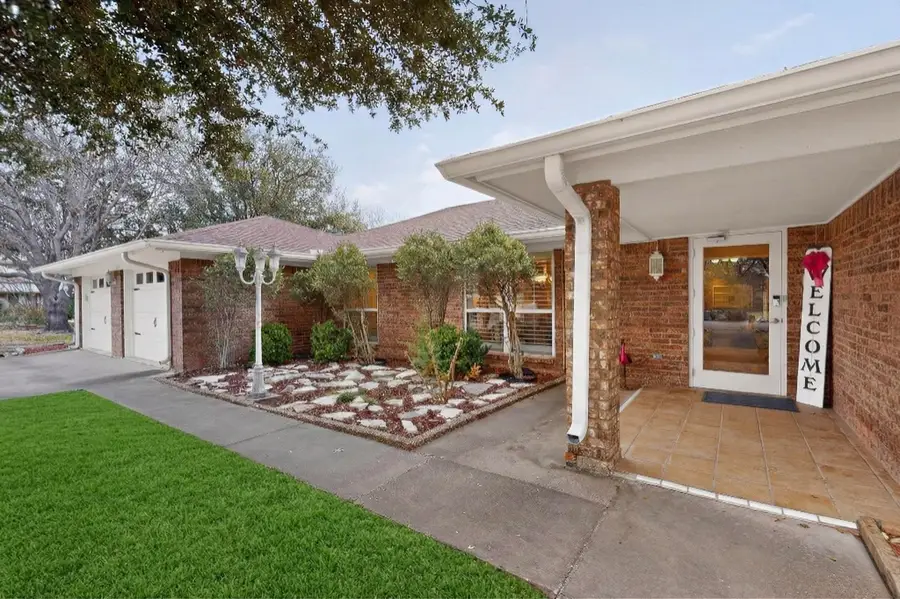 623 S Harbor Court, Granbury, TX 76048 - #3